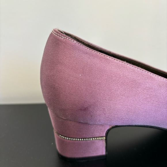 Salvatore Ferragamo lilac satin pumps with rhinestone embellishments - Picture 6 of 7